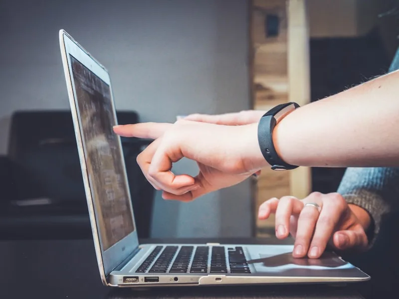 Profesional revisando material académico online