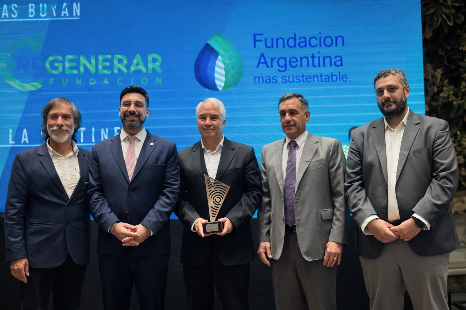 Entrega de una distinción durante el Premio Argentina Economía Circular