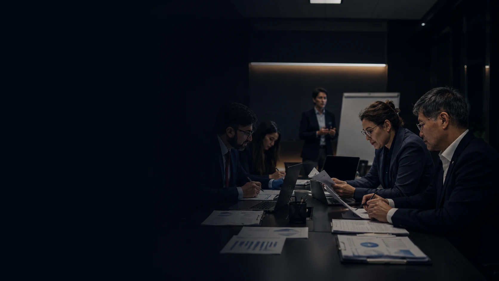 Equipo profesional revisando evidencia en una formación de auditoría interna