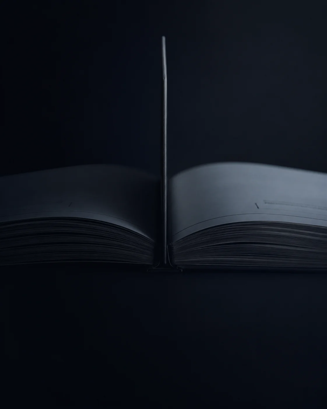 Libro técnico abierto sobre fondo institucional oscuro