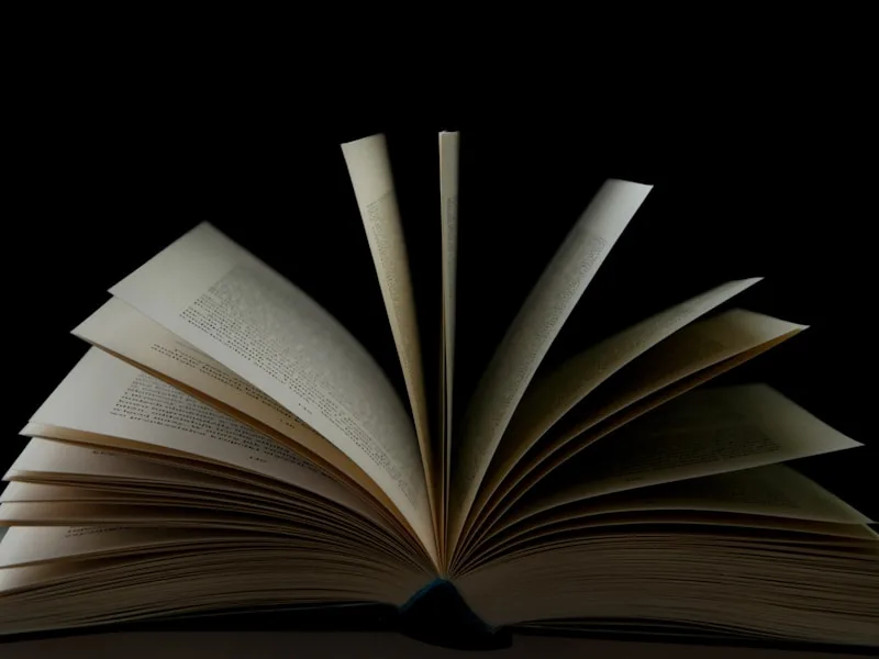 Libro abierto iluminado sobre fondo oscuro