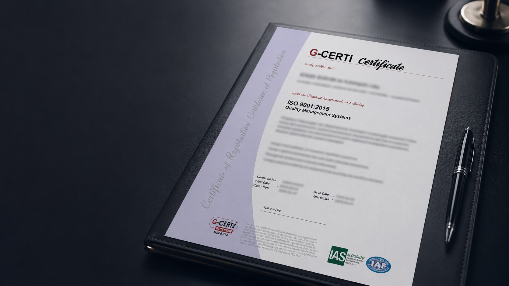 Referencia de un certificado organizacional G-CERTI sobre carpeta negra, con datos protegidos