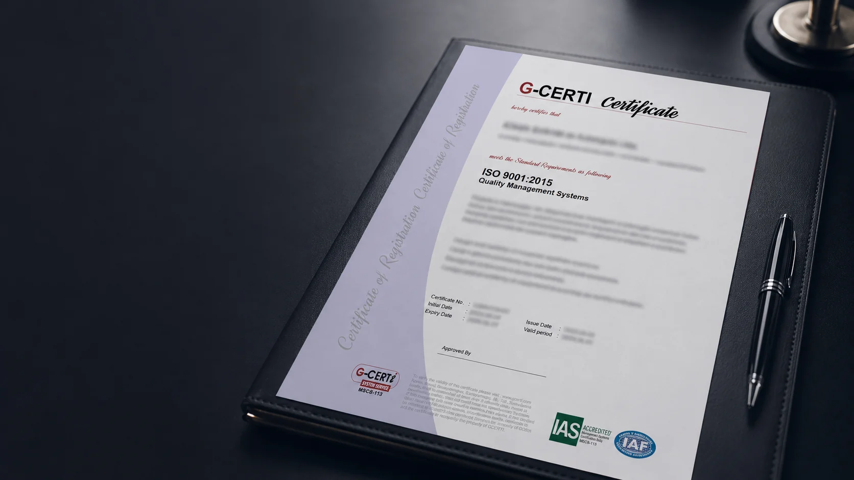 Referencia de un certificado organizacional G-CERTI sobre carpeta negra, con datos protegidos