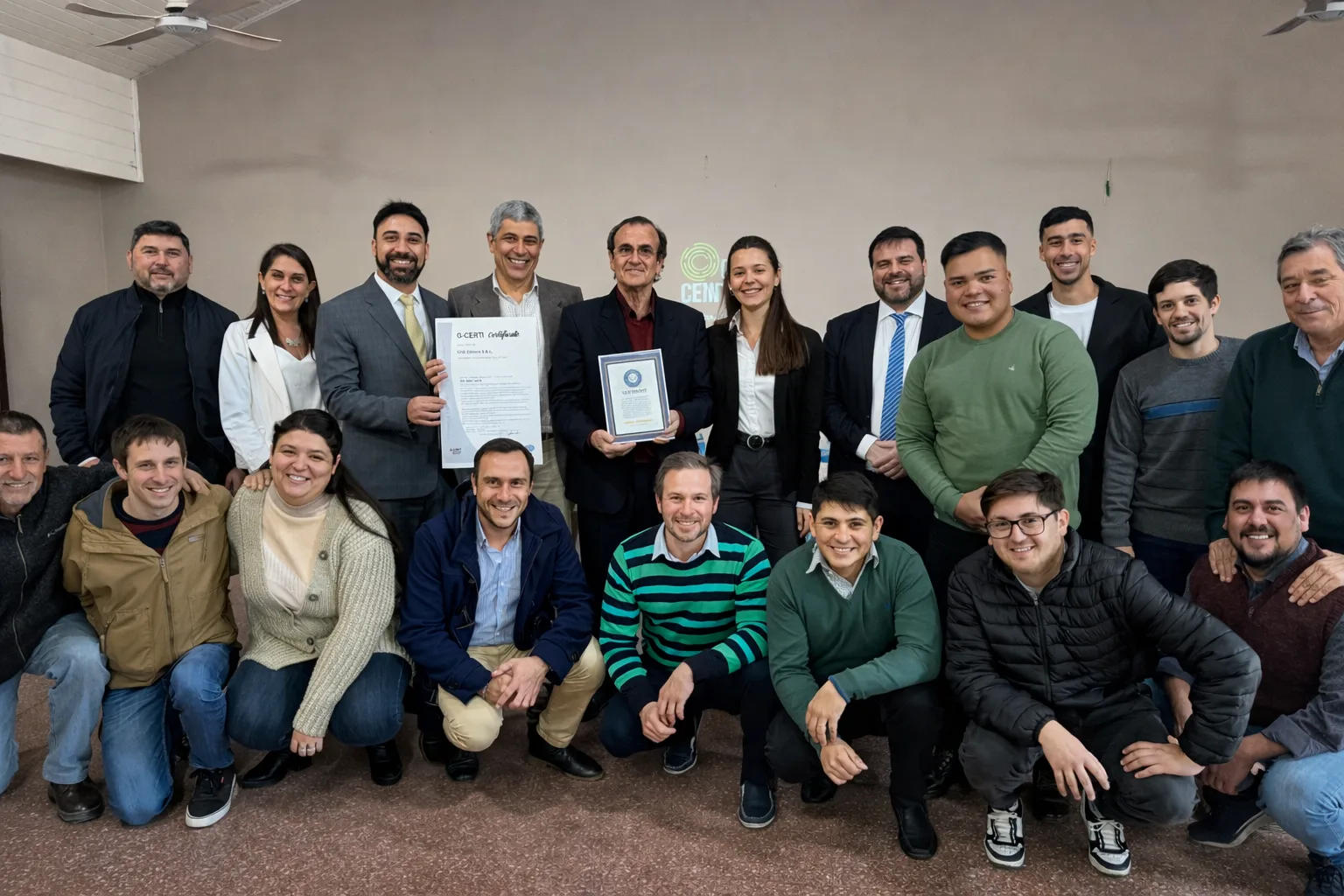 Entrega de un certificado ISO 9001 a una organización certificada por G-CERTI.