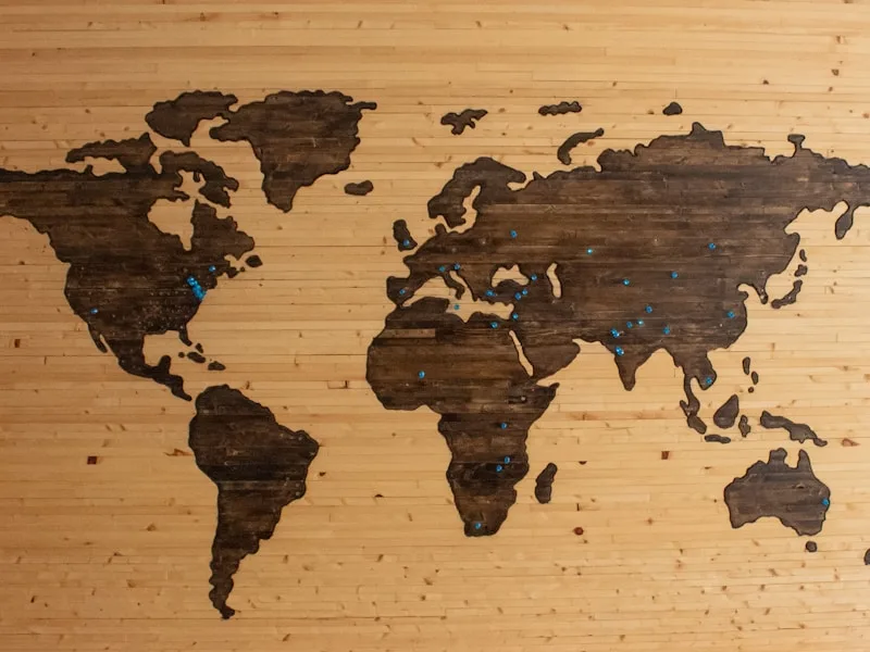 Mapa del mundo que evoca alcance y reconocimiento internacional