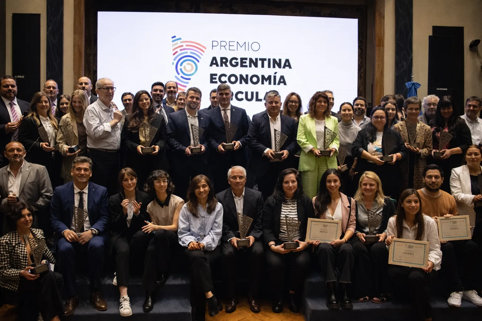 Grupo de participantes distinguidos en la ceremonia.