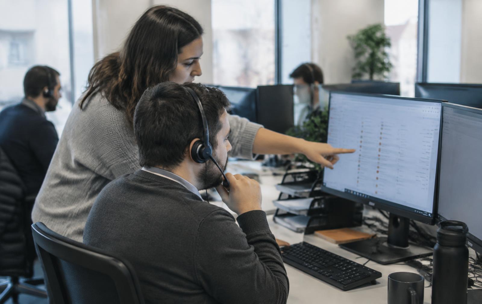 Escena ilustrativa: equipo de servicio de tecnología atendiendo solicitudes