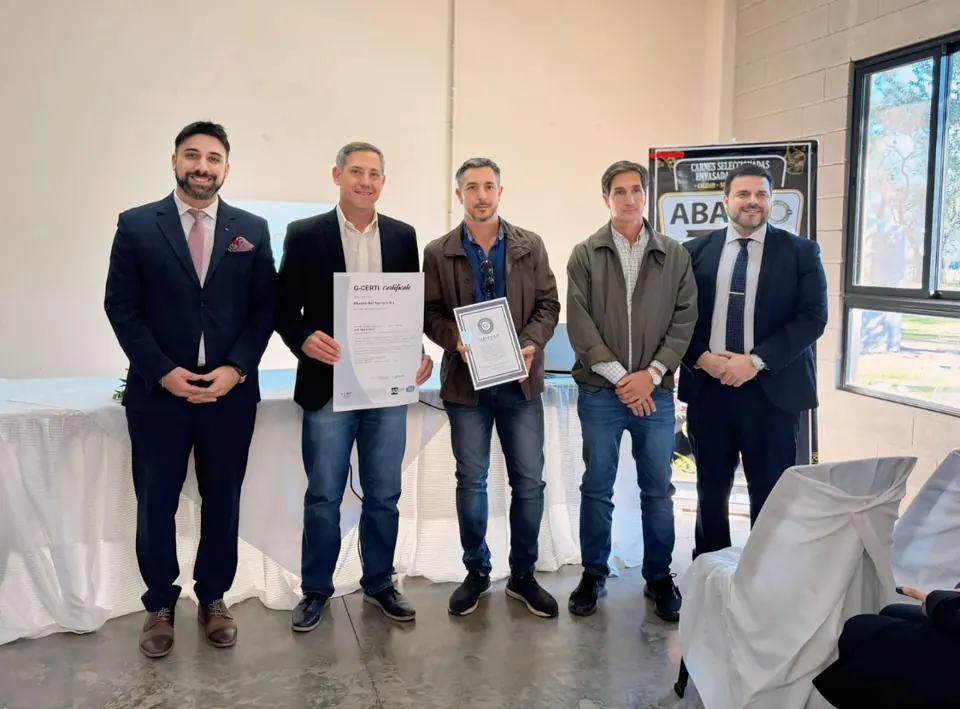 Certificate presentation to the Abasto del Norte team.