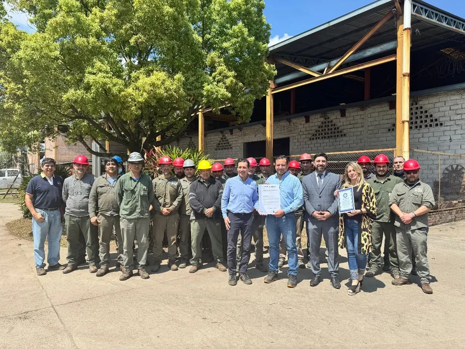 Industria Metalúrgica De Pedro team during a certificate presentation.