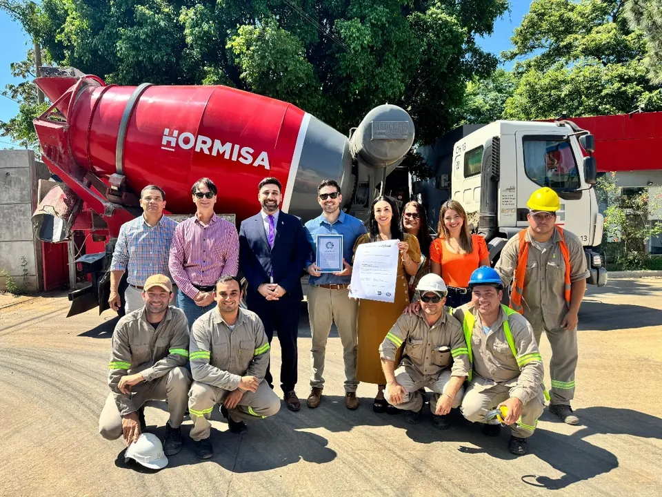 Certificate presentation at Hormisa with its team and a concrete truck.