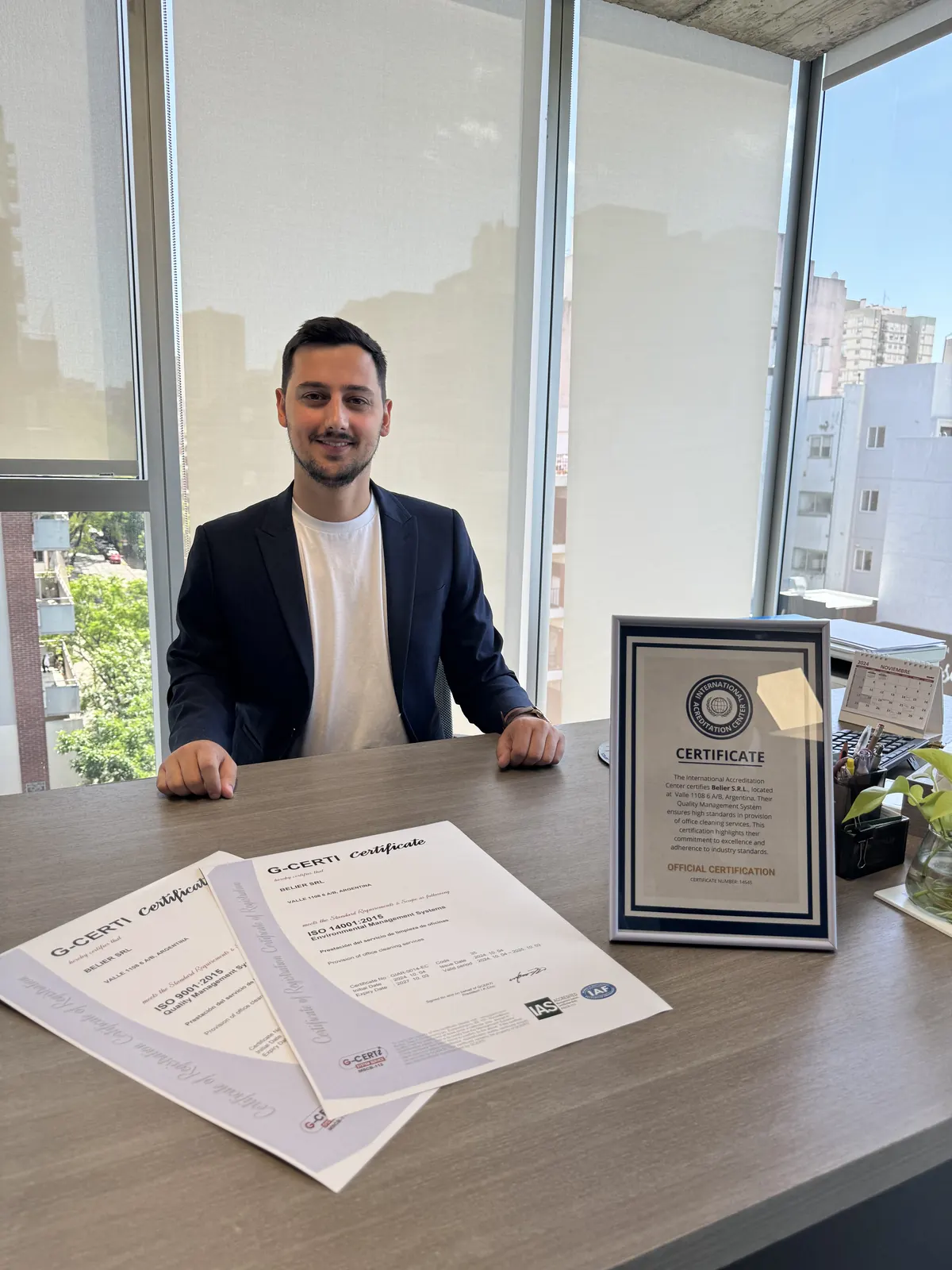 Certificados entregados a una organización, sobre un escritorio