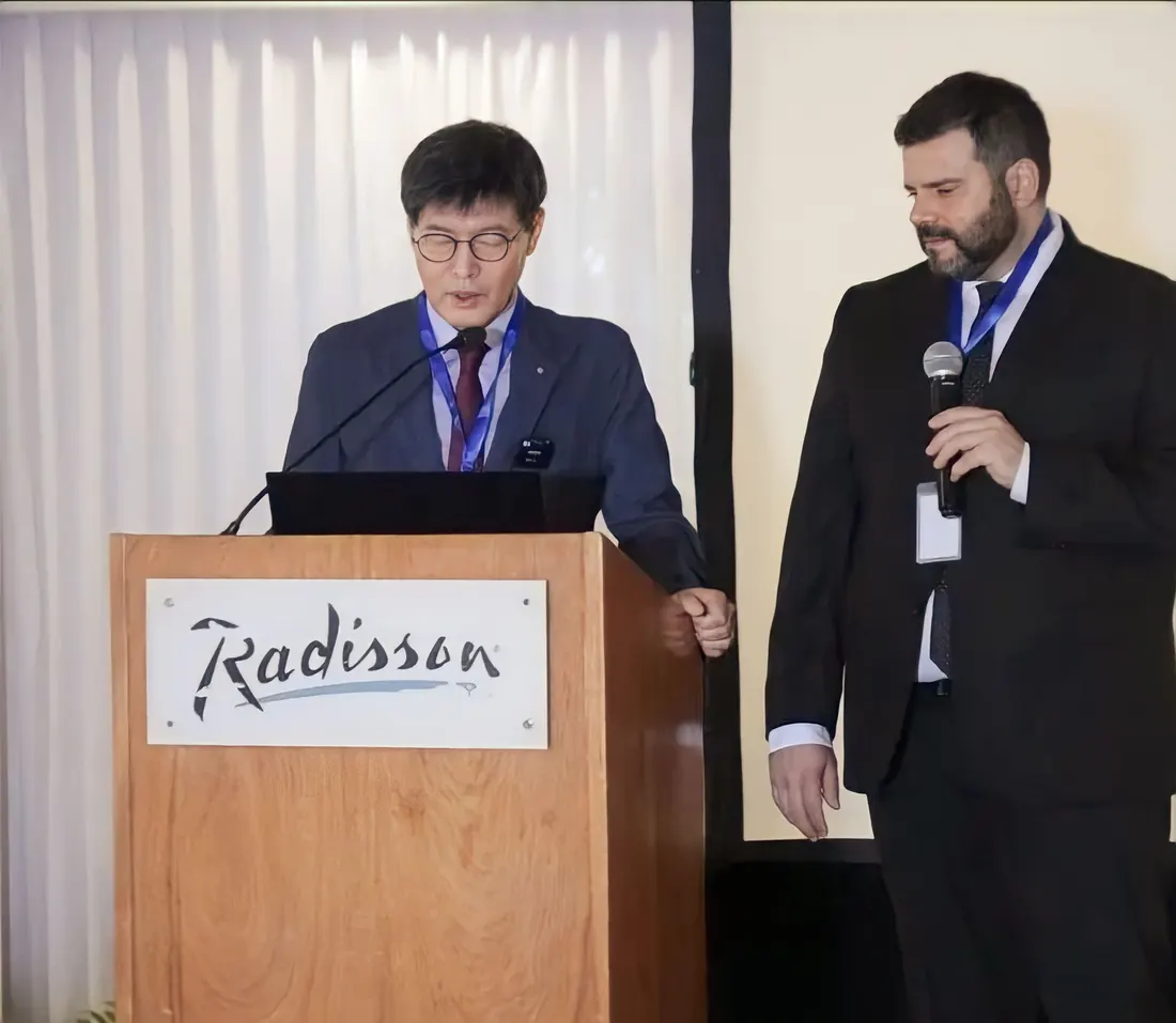 Inkwon Choi en el podio, con Fernando Arrieta durante un encuentro institucional de G-CERTI. República Dominicana, 2023.
